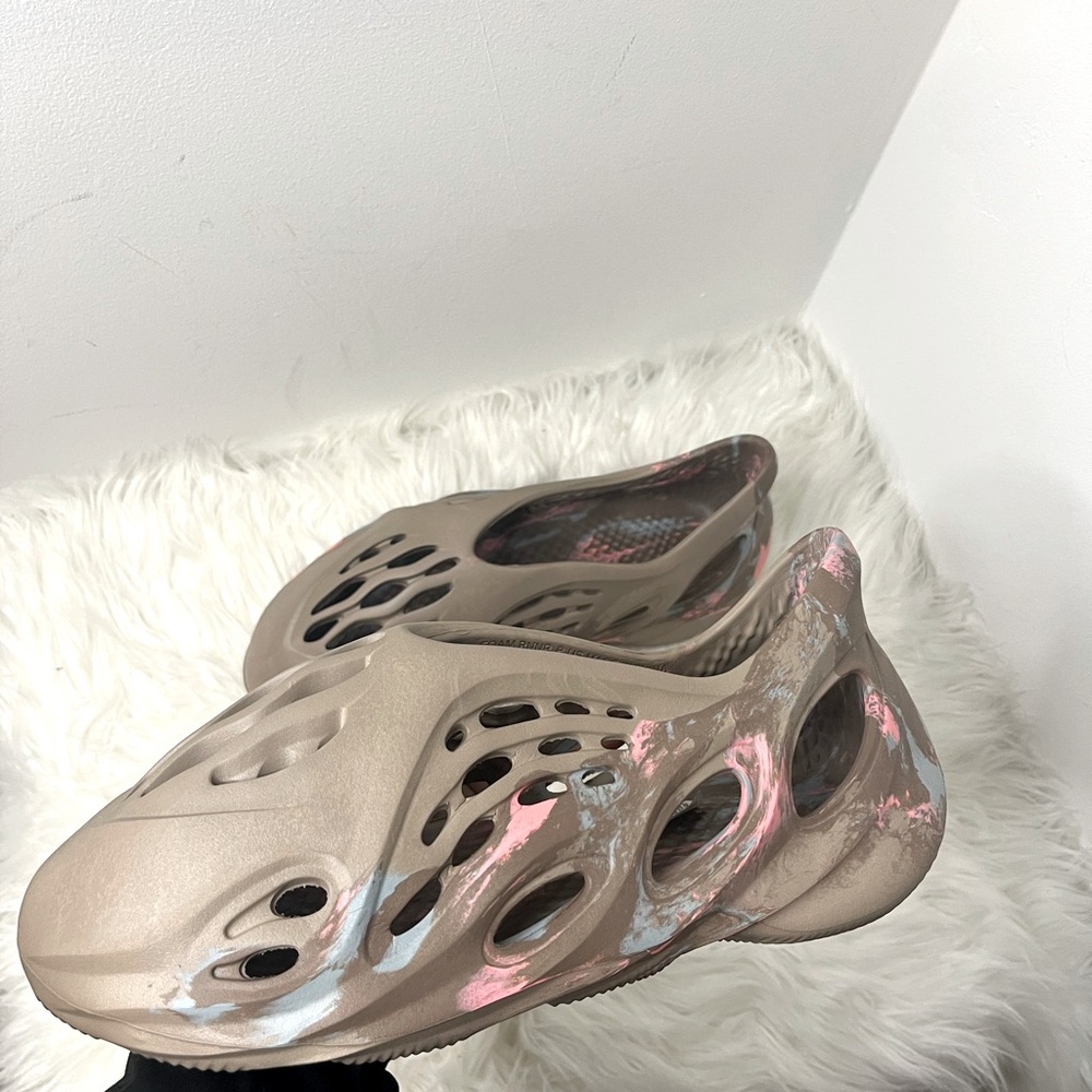 Yeezy Runner Foam Slides NEW Brown PINK Taupe Color Size 8 Womens Athletic Shoes